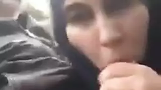 جنس فموي في الخارج: تمص قضيبه الصلب بخشونة