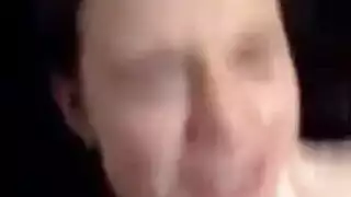 مراهقون يتلقون دشاً ذهبياً في فيلم إباحي صريح