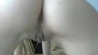 فتاة مترهلة فاتحة البشرة تقوم بعملية استمناء قاسية على نفسها