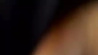 مراهقة عربية عاهرة تئن بصوت عال في شريط جنس عنيف