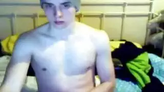 مشهد إباحي: رجل أكبر سنًا يرتدي نظارات يملأ فتحة شاب