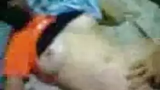 يلعب في كسه بتنين