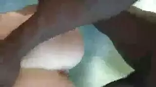 عاهرة شقراء تشبع نيك في ملحمة النيك الجماعي وسط فحول سود