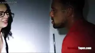 يلعب في كسها اثناء التدليك مترجم
