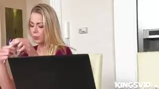 علاقة سرية: شقراء مثارة تبلغ الذروة على قضيب أسود كبير