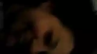 فتاة غنية بحذاء عالٍ تبلع قضيباً كبيراً وصلباً