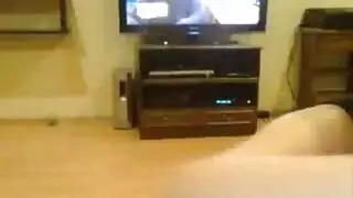 امرأة سمراء الساخنة فاتنة مما عارية على أريكة وحمام السباحة