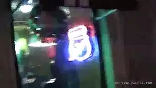 سمراء هواة تأخذ قضيبين بعمق في حلقها