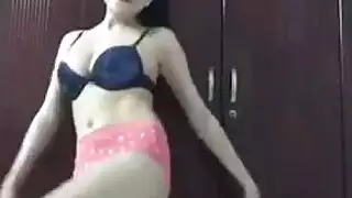 وسيم سوداني يقدم حركات إباحية مكثفة