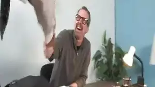 جنس خشن على الحصيرة: المدرب ينيك متدربته المرنة بعمق