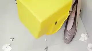 عاهرة مثارة تُحشى في فتحاتها الضيقة بلعبة ضخمة