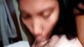 فتاة آسيوية ذات بطن منتفخ تقدم جنسًا فمويًا ثم تتلقى حفرًا مهبليًا قاسيًا