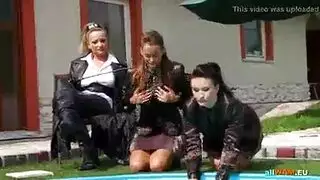 هذه السمراء المتسلطة تتعرض لتمزق مهبلها الضيق بعد قبلات مبللة