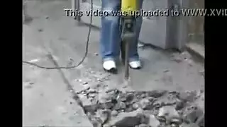 الشرطية بريدجيت ترتدي الزي الرسمي تتوسل من أجل اختراق عميق بوضعية الكلب