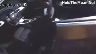 قذف داخل التاكسي: راكبة عارية تُنادى بقوة حتى تبلغ الذروة