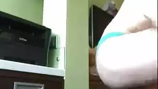 زوجة روسية هواة مثيرة تخلع ملابسها وتأخذ القضيب