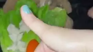 مال في سن المراهقة عذراء