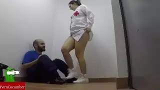 الام الشرموطه تخلي ابنها ينيكها