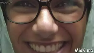 مراهقة تحصل على مفاجأة قضيب ضخم في كسها الضيق