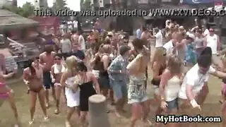 جماع مثلي صارم: عدة رجال يضربون مؤخرات راغبة