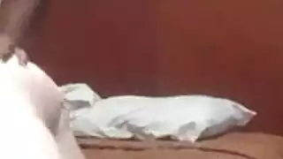 البرازيلية الساخنة تنزلق على عضوه في حركة راعية البقر العكسي