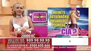 عرض أثداء كبيرة ونيك في حافلة متحركة