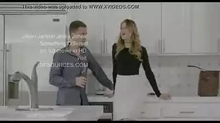 كاي، جيليان، وجيمينا في حركة ثلاثية حارة بين الإناث