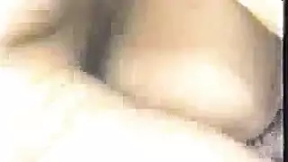 ولد يغتب اختوه صغيره