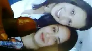 نهاية الجنس الجماعي: شباب مثيرون يدخلون أصابعهم في كس بعض