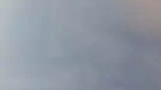 شقراء خبيرة بملابس صفراء تأخذ وجهًا منويًا