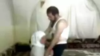 فتاة عربية تزيح الحجاب لمشهد إباحي باختراق مزدوج