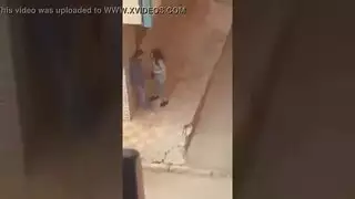 تتبرز في الشارع وتنتاك