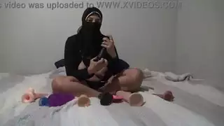 ديوث عربي مُذل بينما تُضاجع زوجته من قبل غريب