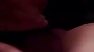 فتاة عربية صغيرة تستمتع بنفسها وحدها في غرفتها