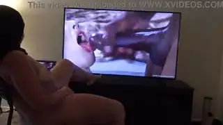 مشاهدة أفلام المثليين الإباحية والقضيب الأسود الضخم تجعل هذه الخادمة شهوانية