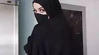 مشهد إباحي: امرأة عربية مكتنزة تمارس الجنس بخشونة