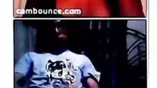 ضرب مزدوب للفتحات لامرأة سمراء في أحذية جلدية