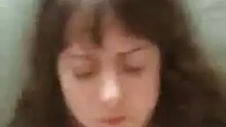 شقراء بعيون زرقاء تمص قضيباً بقوة على الشرفة