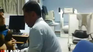 الطبيب ينيك مريض ويفحص زبه