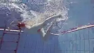 ثنائي جنسي صريح يتحول إلى جنس جماعي علني مع عدة رجال