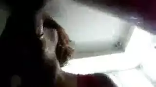 سمراء ذات أثداء مثالية معصوبة العينين لمصة سائلة وتقبيل ساخن