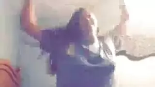 نقود مقابل الجنس الفموي: فتاة مفلوسة تخدم قضيبًا عملاقًا