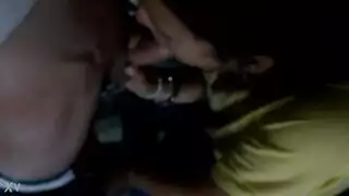 فتاة شقراء مثارة تظهر كسها ثم تنكح حلقها بعمق