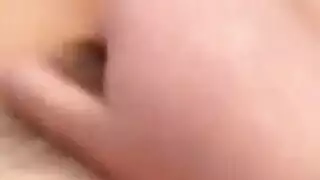  الصديق الخشن ينكح مهبل المراهقة ذات الشعر القصير المبلل بعد أن تلمس نفسها