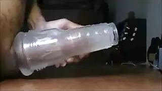 عزابي إباحي: جماع بقضيب اصطناعي وكلام فاحش