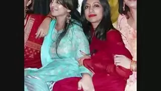 فتاة جنوب آسيوية محجبة تمتلئ بالسائل العربي، وهي تصرخ