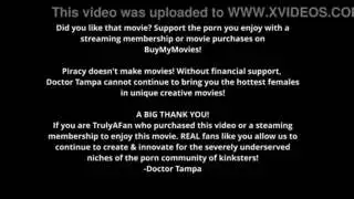 عصا هيتاشي للدكتور تامبا تمنح المراهقة المضطربة ميني روز هزات جماع شديدة مع صراخ