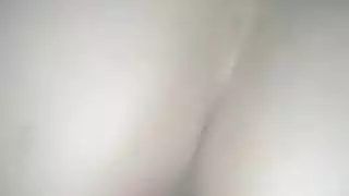 الجلسة الجماعية الأولى للعاهرة الشابة: رجل غامض ماهر ينضم إليها