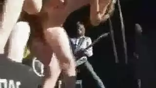 قضبان منتصبة نابضة على صفحة للكبار