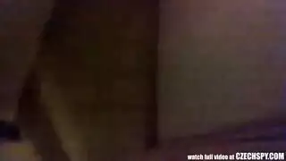 جنس بكاميرا سرية: فتيات مثيرات بالنظارات يتم تناولهن من غرباء